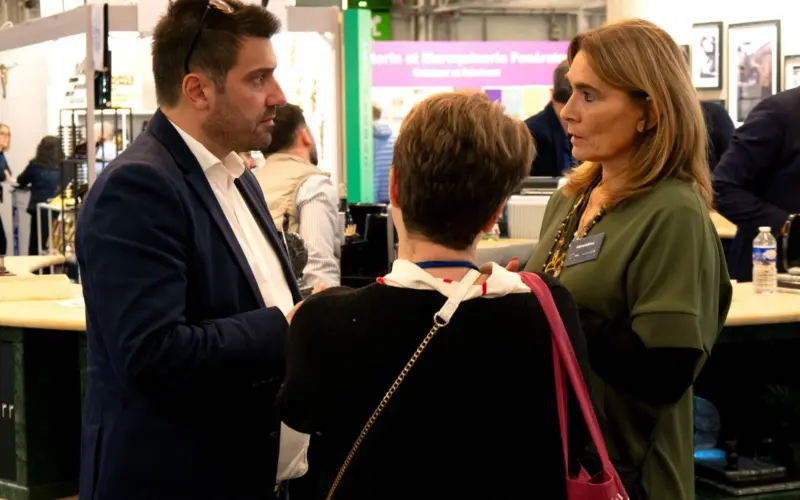 échange sur le stand pendant le salon
